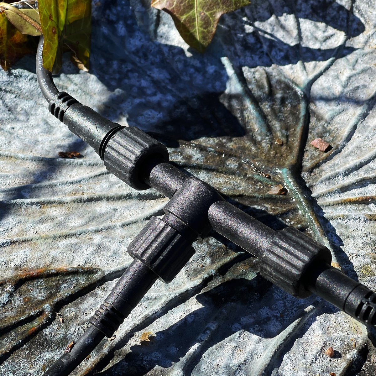 Connecteur En T Noir De Lightson - Avec le connecteur en T, vous avez deux options, par exemple si vous souhaitez installer une lampe puis continuer le câble vers d'autres lampes.