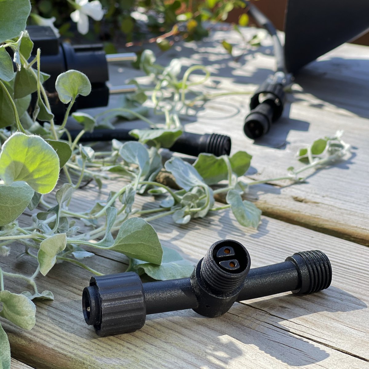 Connecteur En T Noir De Lightson - Avec le connecteur en T, vous avez deux options, par exemple si vous souhaitez installer une lampe puis continuer le câble vers d'autres lampes.