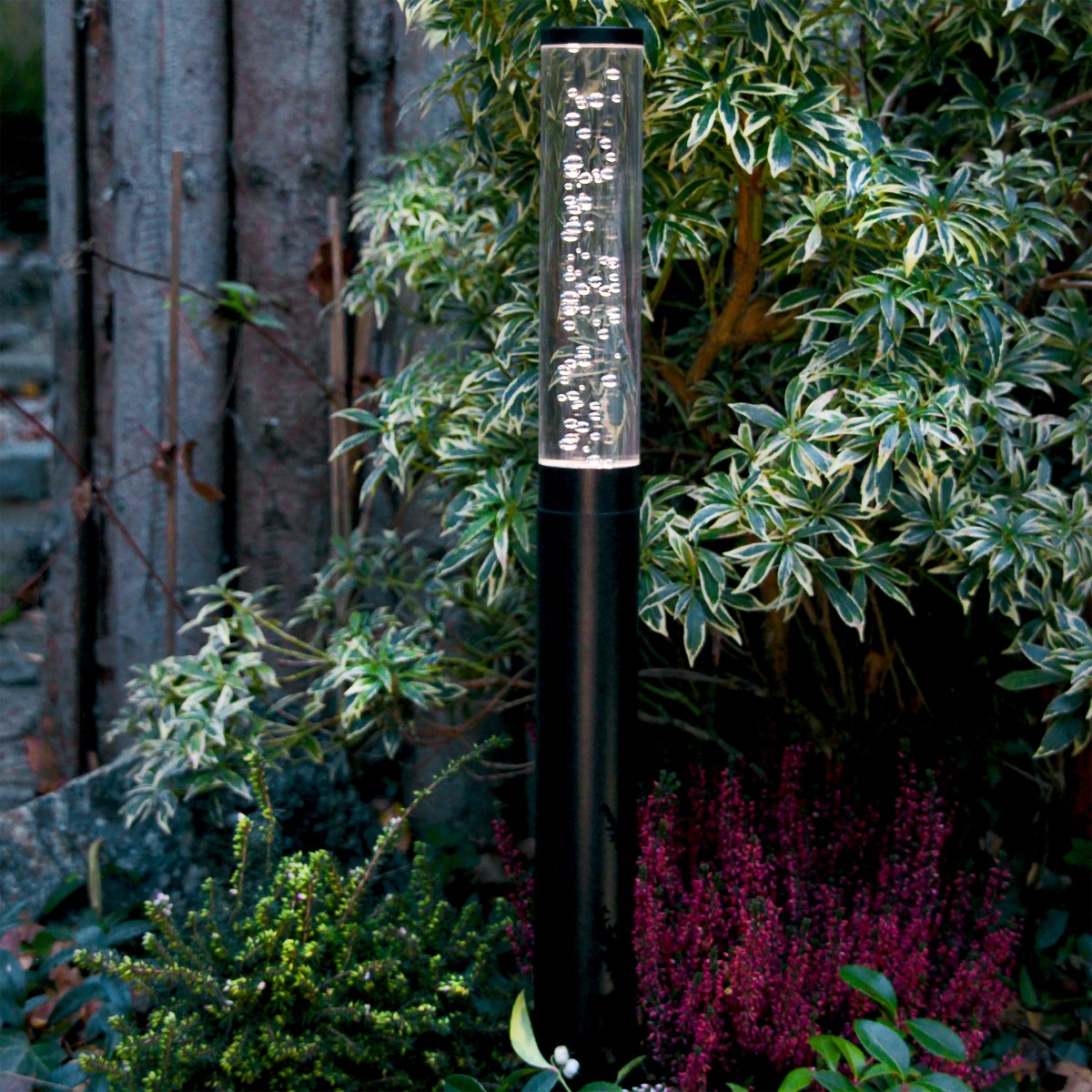 Pollux Noir De Lightson - Il est agr&eacute;able de placer plusieurs Pollux en groupe dans un massif de vivaces ou au bord d'un &eacute;tang pour cr&eacute;er une belle installation lumineuse dans le jardin.