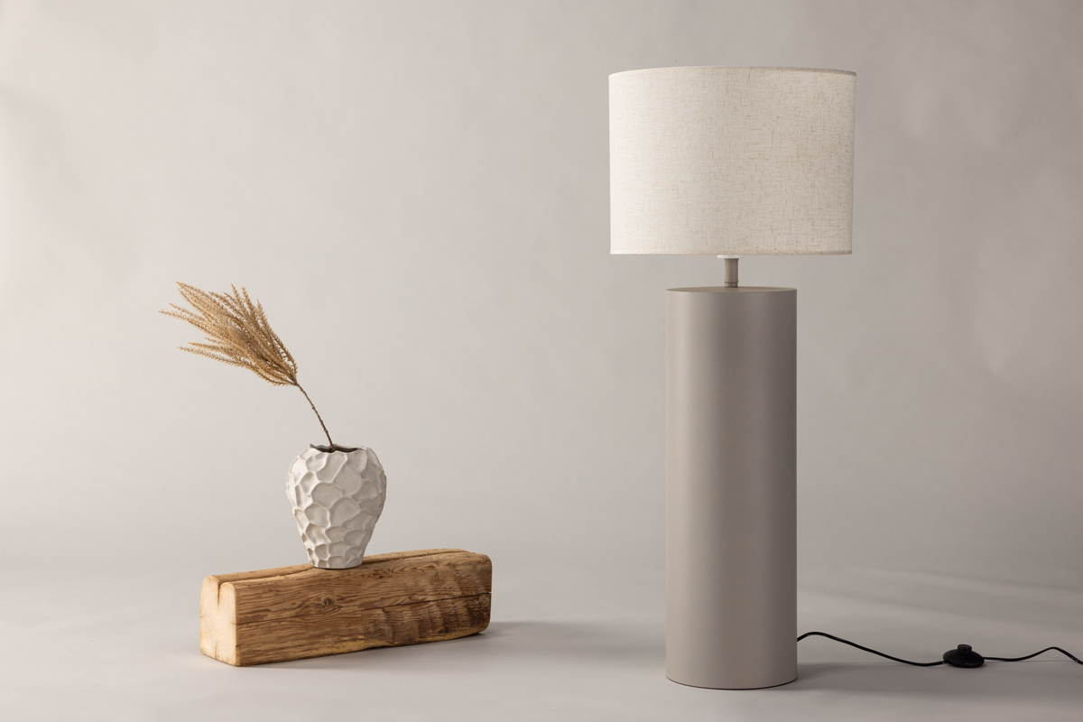 Umeå Gris lampadaire De Venture Design - La base de lampe arrondie en gris, associée à l'abat-jour en lin gris clair, confère à la maison une touche luxueuse.
