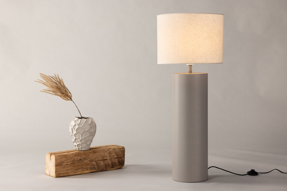 Umeå Gris lampadaire De Venture Design - La base de lampe arrondie en gris, associée à l'abat-jour en lin gris clair, confère à la maison une touche luxueuse.