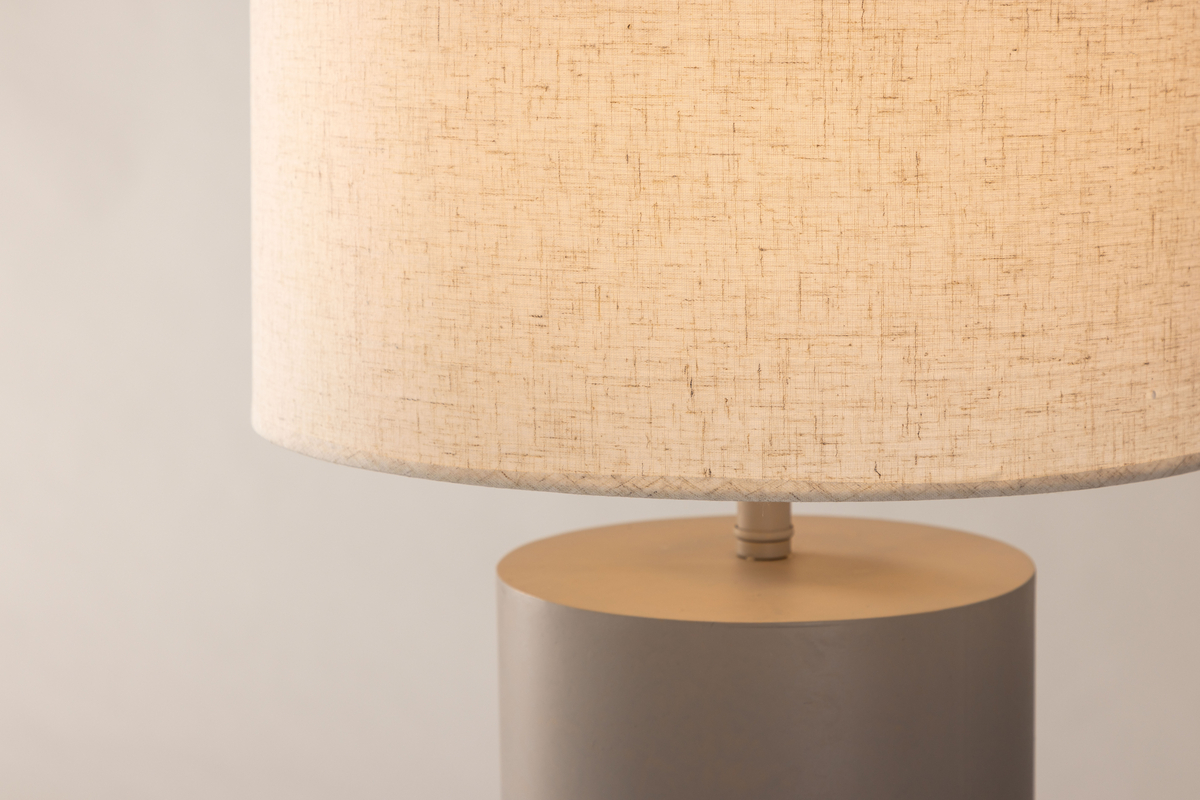 Umeå Gris lampadaire De Venture Design - La base de lampe arrondie en gris, associée à l'abat-jour en lin gris clair, confère à la maison une touche luxueuse.