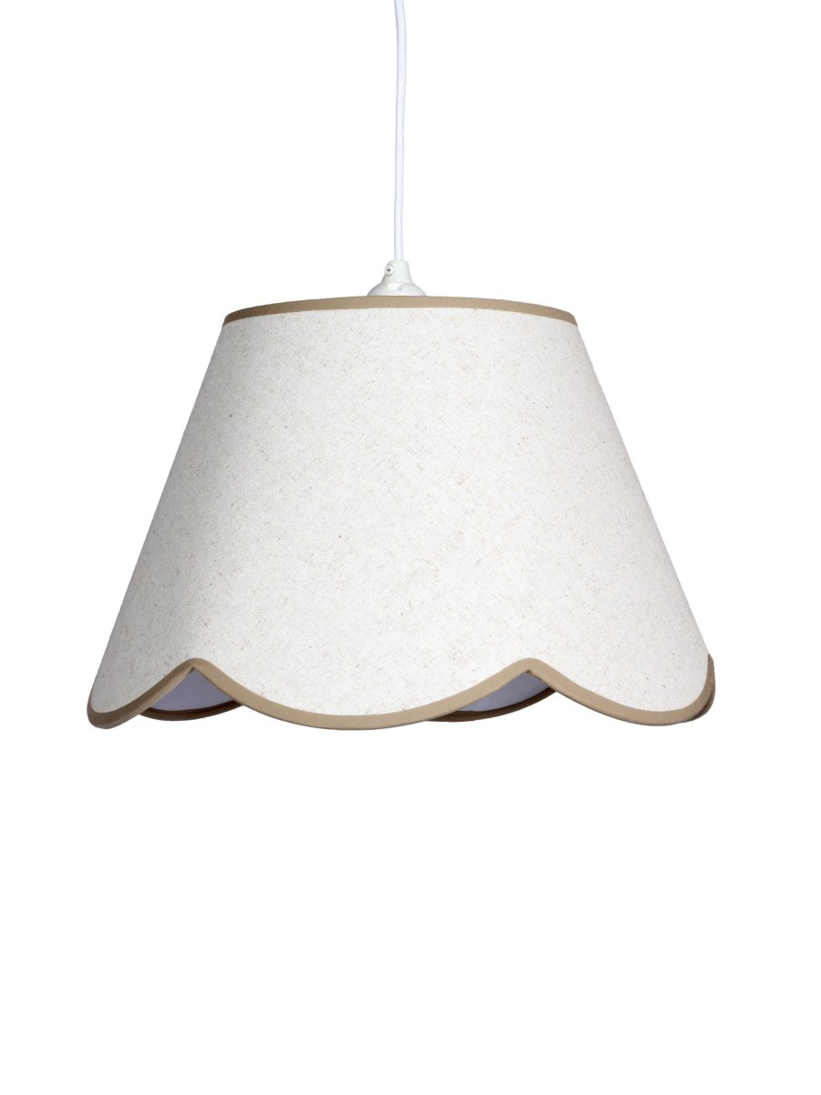 Nell Ø35 Beige suspension De PR Home - Sa texture douce et son bord inf&eacute;rieur ondul&eacute; lui conf&egrave;rent une allure &eacute;l&eacute;gante et harmonieuse, la rendant id&eacute;ale pour les int&eacute;rieurs contemporains comme traditionnels.