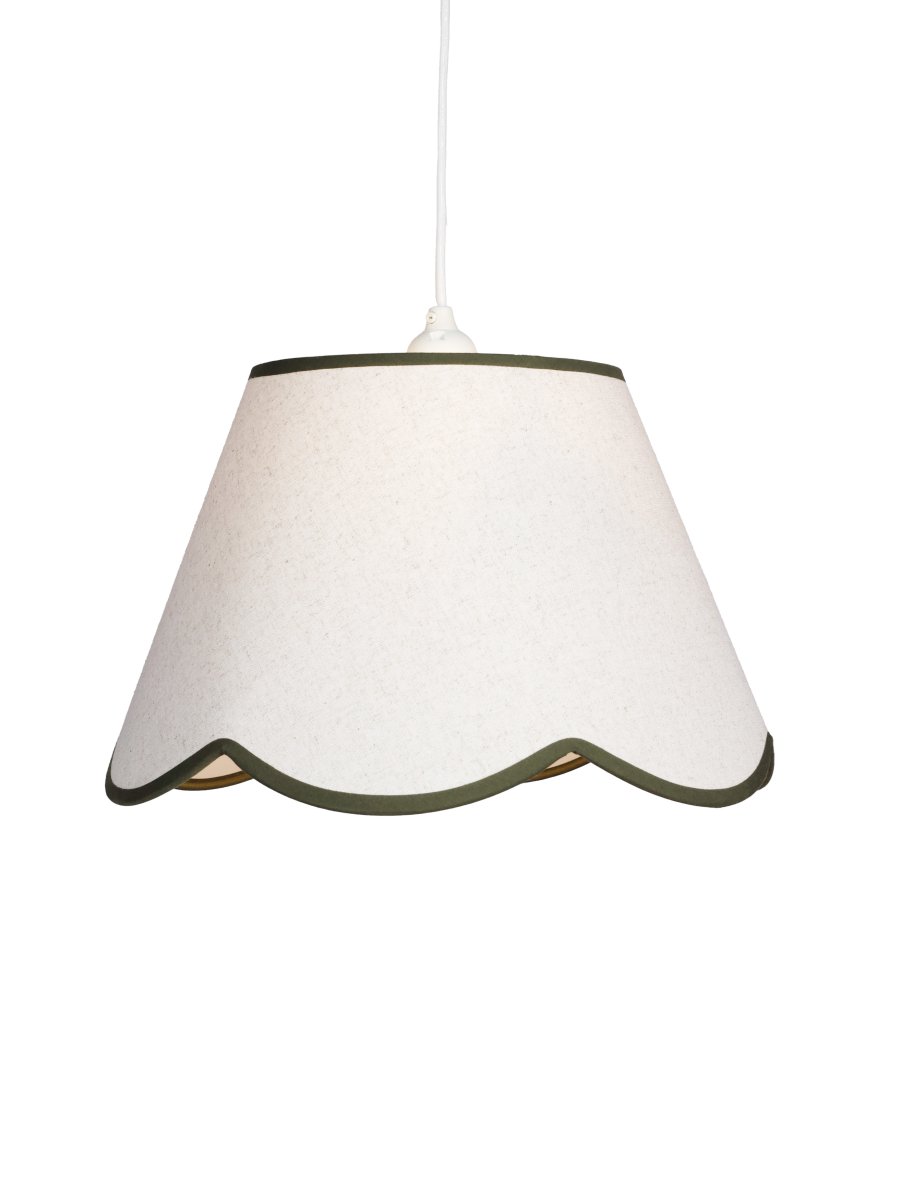 Nell Ø35 Beige/vert suspension De PR Home - Sa texture douce et son liser&eacute; inf&eacute;rieur vert fonc&eacute; ondul&eacute; lui conf&egrave;rent une allure &eacute;l&eacute;gante et harmonieuse, la rendant id&eacute;ale pour les int&eacute;rieurs contemporains comme traditionnels.