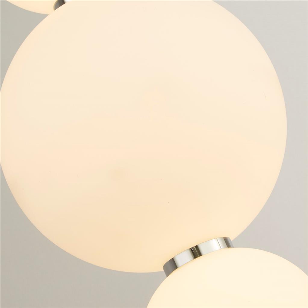 Snowball Ø18 Chrome suspension De Searchlight - Snowball est une suspension qui se démarque vraiment – avec ses abat-jour ronds en verre opale et une touche de chrome, elle a une expression douce, presque tactile, qui manque à de nombreuses autres lampes.