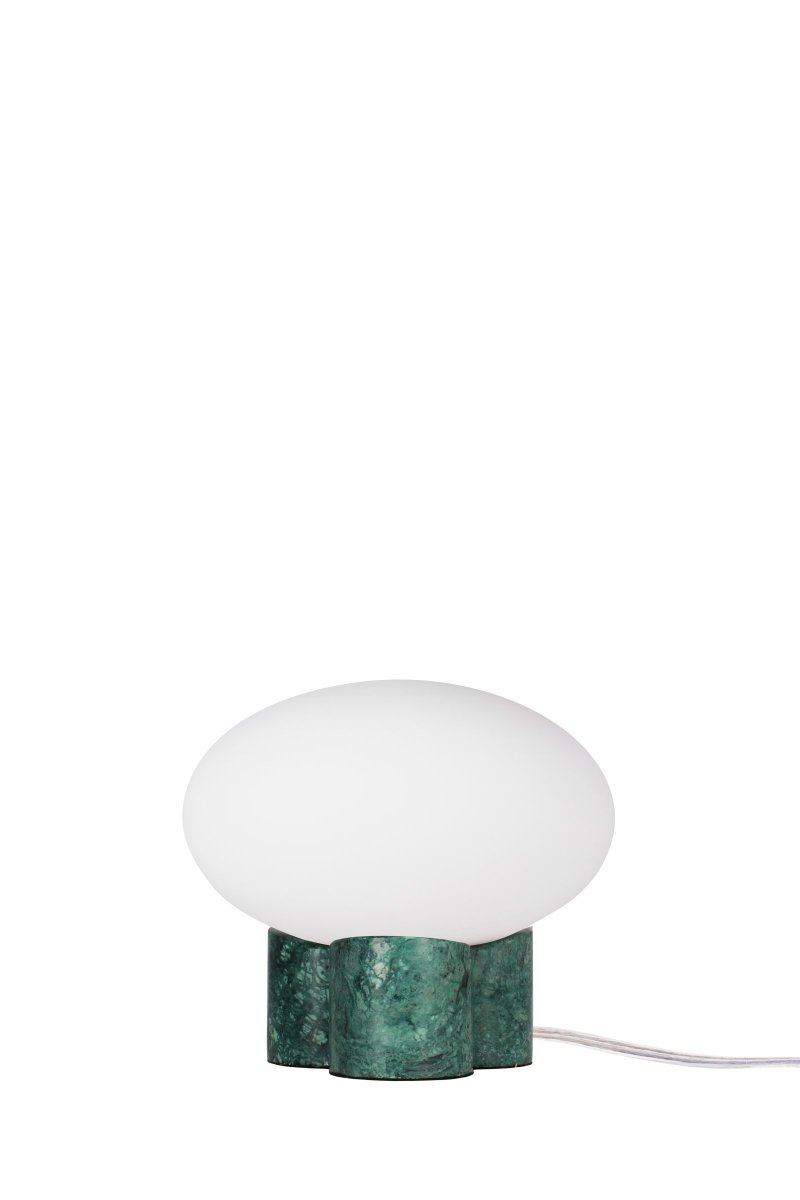Mammut 18cm Vert lampe de table De Globen Lighting - La base de la lampe est équipée d'un abat-jour rond en verre blanc mat et aplati de taille légèrement surdimensionnée, ce qui crée une expression ludique.
