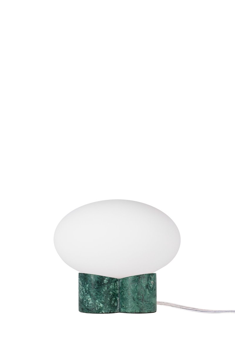 Mammut 18cm Vert lampe de table De Globen Lighting - La base de la lampe est équipée d'un abat-jour rond en verre blanc mat et aplati de taille légèrement surdimensionnée, ce qui crée une expression ludique.