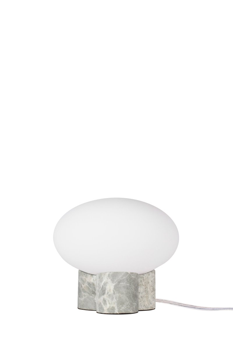Mammut 18cm Gris lampe de table De Globen Lighting - La base de la lampe est &eacute;quip&eacute;e d'un abat-jour rond en verre blanc mat et aplati de taille l&eacute;g&egrave;rement surdimensionn&eacute;e, ce qui cr&eacute;e une expression ludique.