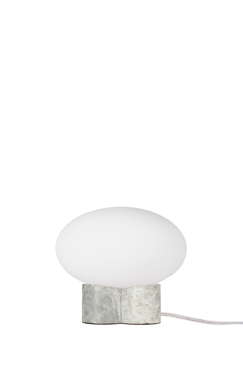 Mammut 18cm Gris lampe de table De Globen Lighting - La base de la lampe est &eacute;quip&eacute;e d'un abat-jour rond en verre blanc mat et aplati de taille l&eacute;g&egrave;rement surdimensionn&eacute;e, ce qui cr&eacute;e une expression ludique.