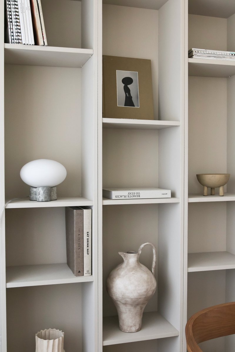 Mammut 18cm Gris lampe de table De Globen Lighting - La base de la lampe est &eacute;quip&eacute;e d'un abat-jour rond en verre blanc mat et aplati de taille l&eacute;g&egrave;rement surdimensionn&eacute;e, ce qui cr&eacute;e une expression ludique.