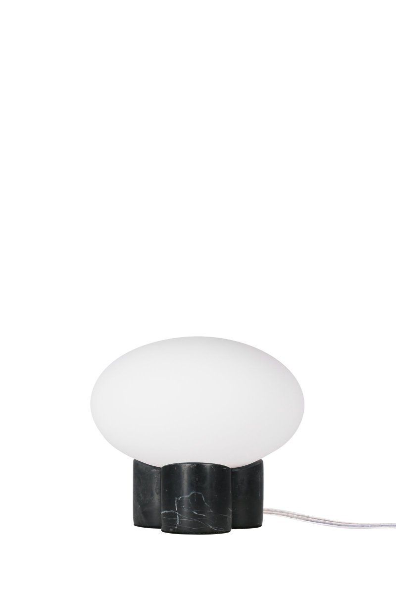 Mammut 18cm Noir lampe de table De Globen Lighting - La base de la lampe est &eacute;quip&eacute;e d'un abat-jour rond en verre blanc mat et aplati de taille l&eacute;g&egrave;rement surdimensionn&eacute;e, ce qui cr&eacute;e une expression ludique.