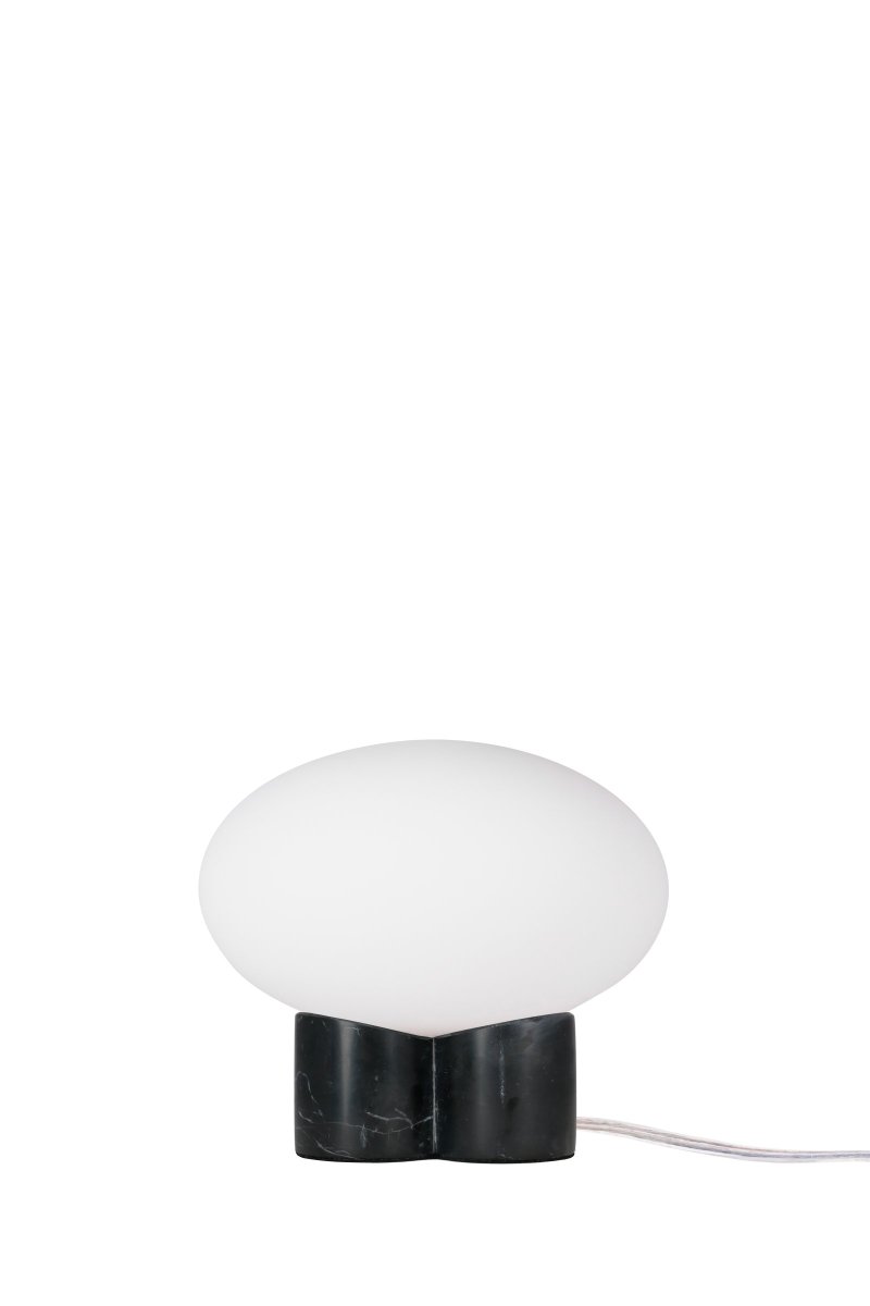 Mammut 18cm Noir lampe de table De Globen Lighting - La base de la lampe est &eacute;quip&eacute;e d'un abat-jour rond en verre blanc mat et aplati de taille l&eacute;g&egrave;rement surdimensionn&eacute;e, ce qui cr&eacute;e une expression ludique.