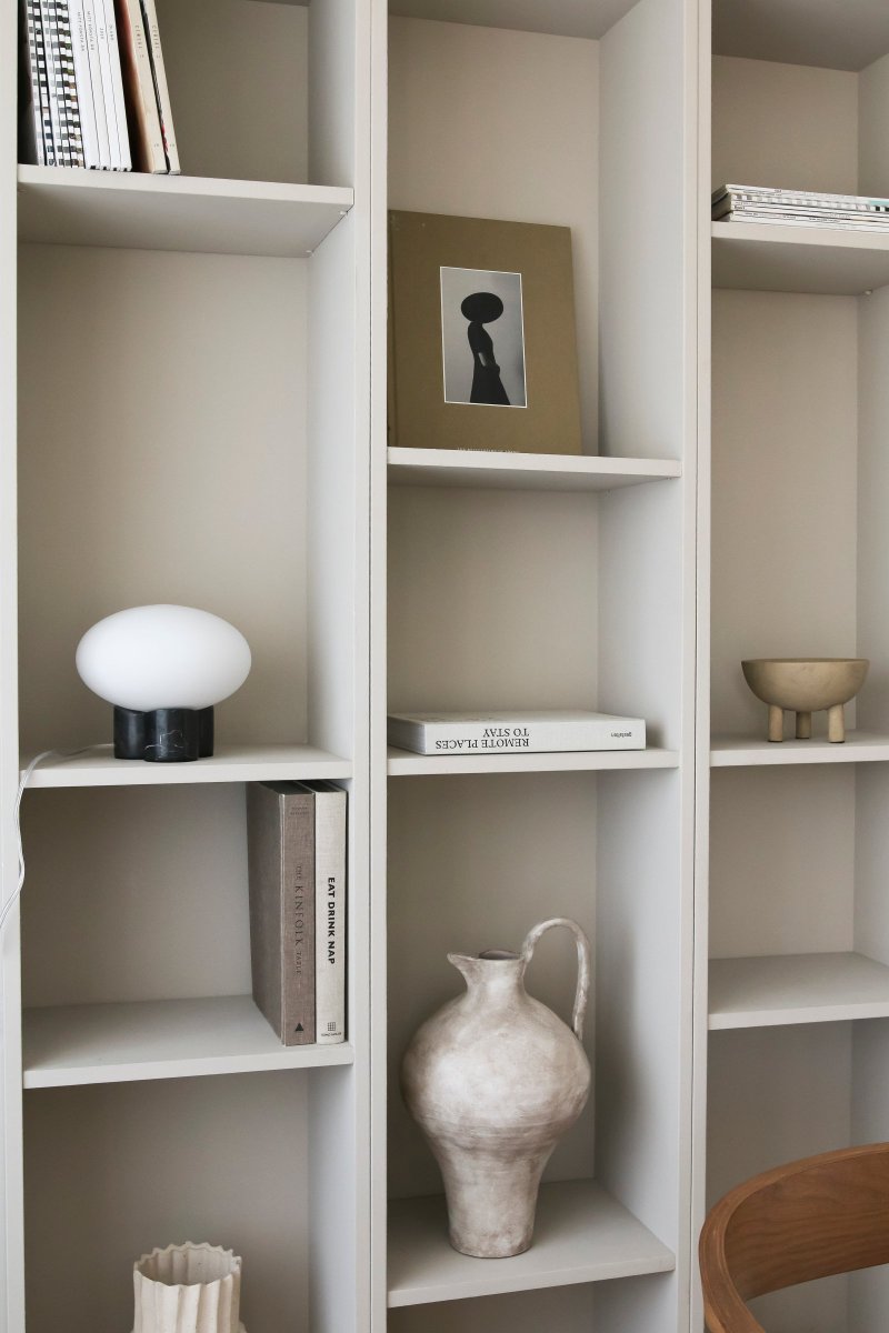 Mammut 18cm Noir lampe de table De Globen Lighting - La base de la lampe est &eacute;quip&eacute;e d'un abat-jour rond en verre blanc mat et aplati de taille l&eacute;g&egrave;rement surdimensionn&eacute;e, ce qui cr&eacute;e une expression ludique.