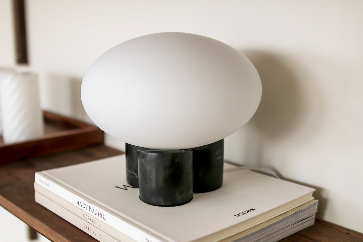 Mammut 18cm Noir lampe de table De Globen Lighting - La base de la lampe est &eacute;quip&eacute;e d'un abat-jour rond en verre blanc mat et aplati de taille l&eacute;g&egrave;rement surdimensionn&eacute;e, ce qui cr&eacute;e une expression ludique.