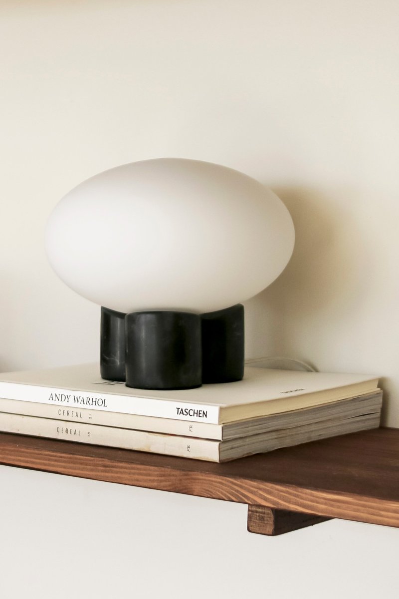 Mammut 18cm Noir lampe de table De Globen Lighting - La base de la lampe est &eacute;quip&eacute;e d'un abat-jour rond en verre blanc mat et aplati de taille l&eacute;g&egrave;rement surdimensionn&eacute;e, ce qui cr&eacute;e une expression ludique.