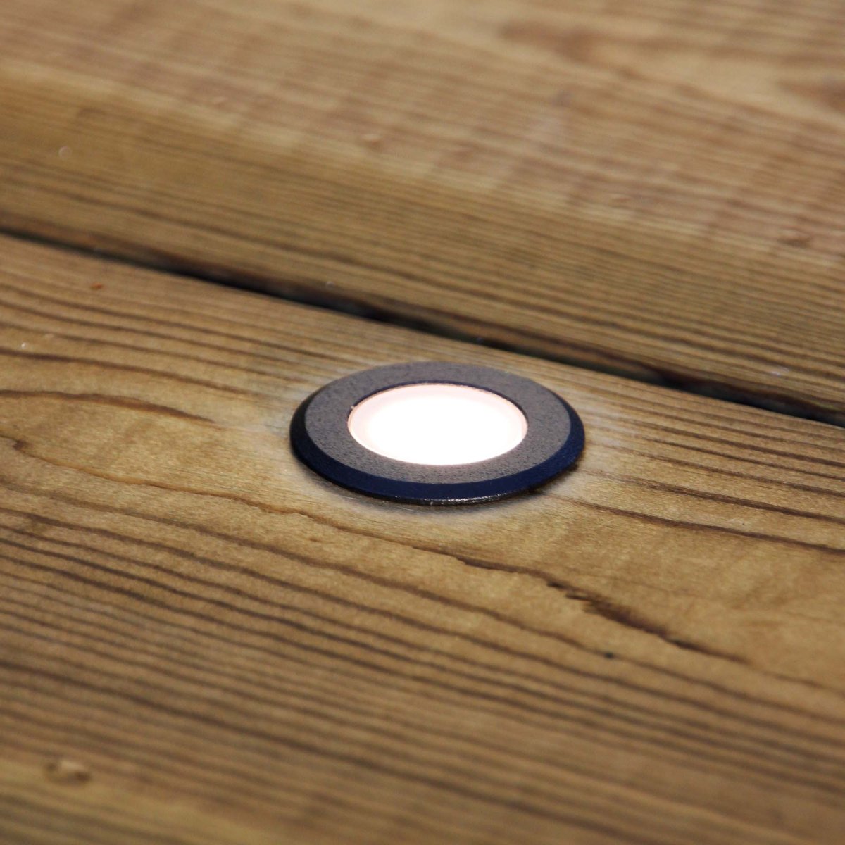 Orion 10 Noir De Lightson - La livraison comprend un transformateur adapt&eacute; au nombre de lampes et un c&acirc;ble de d&eacute;rivation de dix m&egrave;tres chacun.