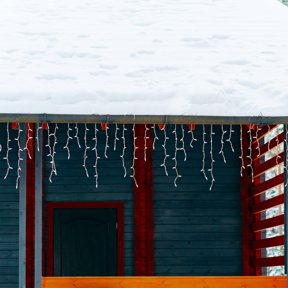 Ice Transparent De Lightson - Avec une longueur totale de 10 m (+ 3 m de c&acirc;ble de d&eacute;marrage), Ice est parfait pour &ecirc;tre plac&eacute; &agrave; l'ombre/sur le toit ; cette cl&ocirc;ture ainsi que le long des cl&ocirc;tures et des murs.