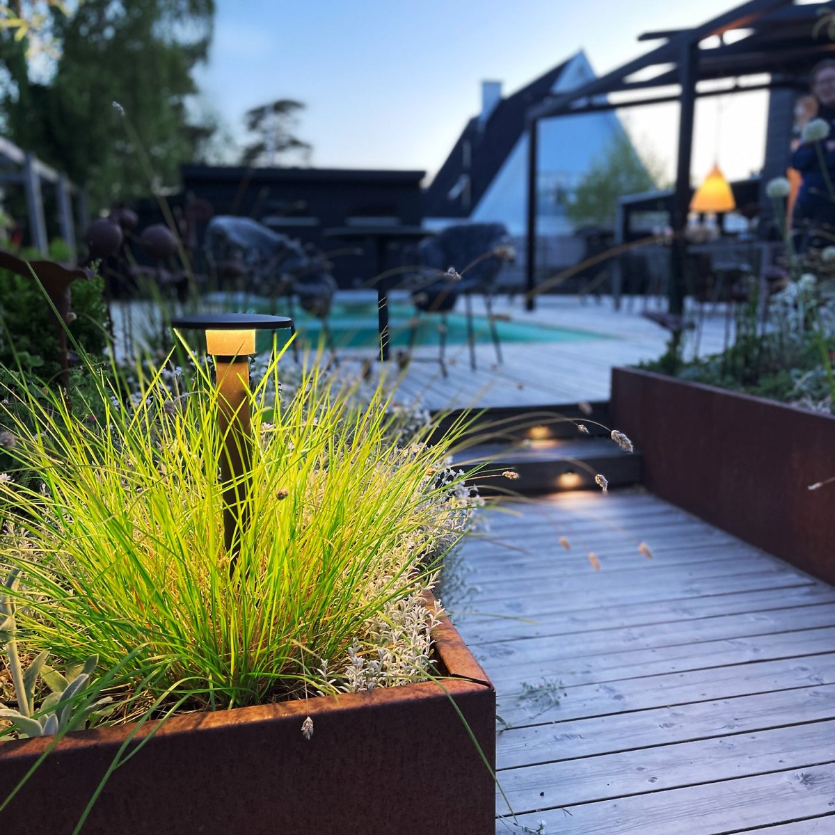 Orbit Gris foncé De Lightson - Même utilisé verticalement dans un parterre de fleurs, il est efficace et illumine les plantes environnantes, tandis que la lampe assure une répartition uniforme et fine de la lumière.