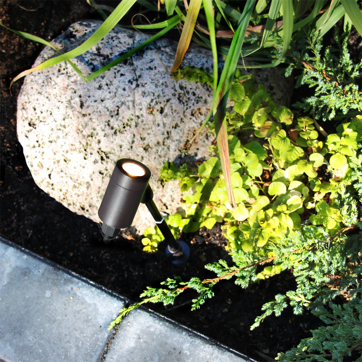 Astro Gris foncé De Lightson - La lumière est magnifiquement diffusée et peut être dirigée vers le haut et vers le bas, ce qui rend la lampe adaptée à de nombreux types d'arbustes et d'arbres, ainsi qu'aux trottoirs et aux chemins.