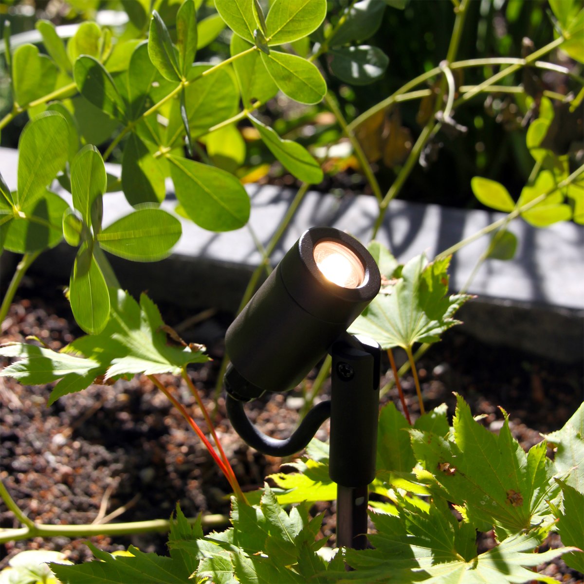 Astro Gris foncé De Lightson - La lumière est magnifiquement diffusée et peut être dirigée vers le haut et vers le bas, ce qui rend la lampe adaptée à de nombreux types d'arbustes et d'arbres, ainsi qu'aux trottoirs et aux chemins.
