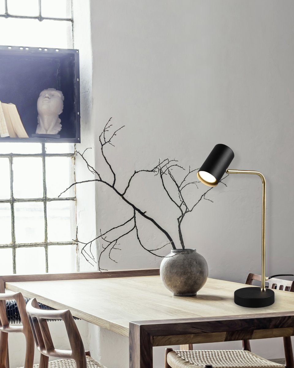 Marley 45cm Laiton mat lampe de bureau De Trio Lighting - La lampe de table minimaliste MARLEY met des accents d'éclairage atmosphériques avec ses lignes claires et son design élégant.