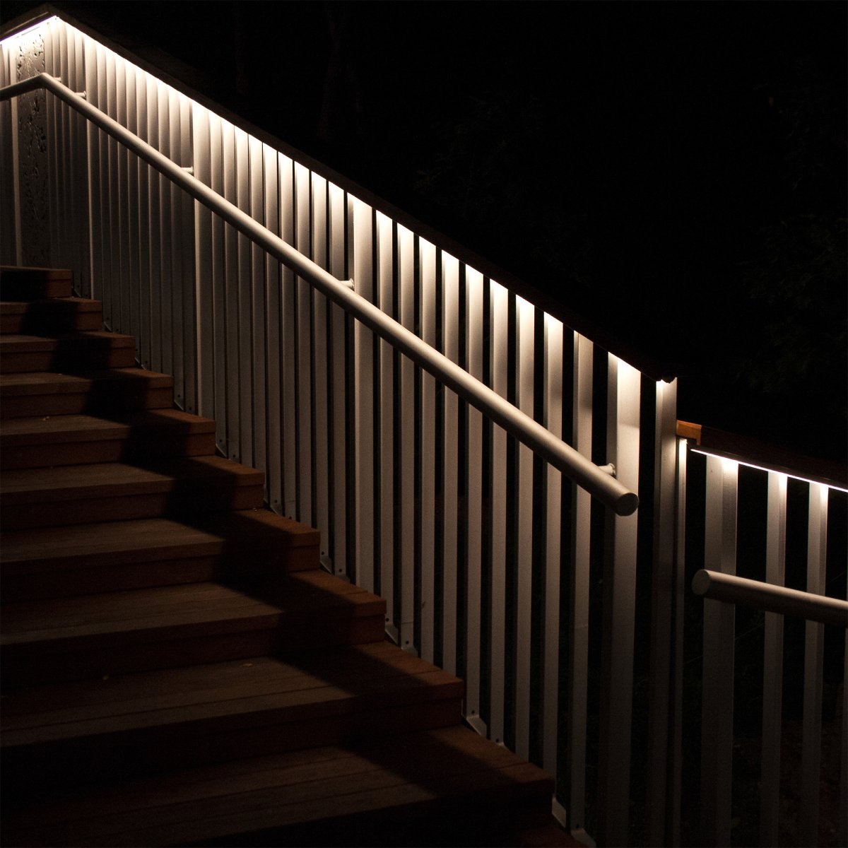 Strip (2.5m) Transparent De Lightson - Veuillez noter que si vous souhaitez couper la bande et la placer à l'extérieur, vous devrez remplir le joint d'extrémité inclus avec de la colle silicone (non incluse) pour le rendre étanche.