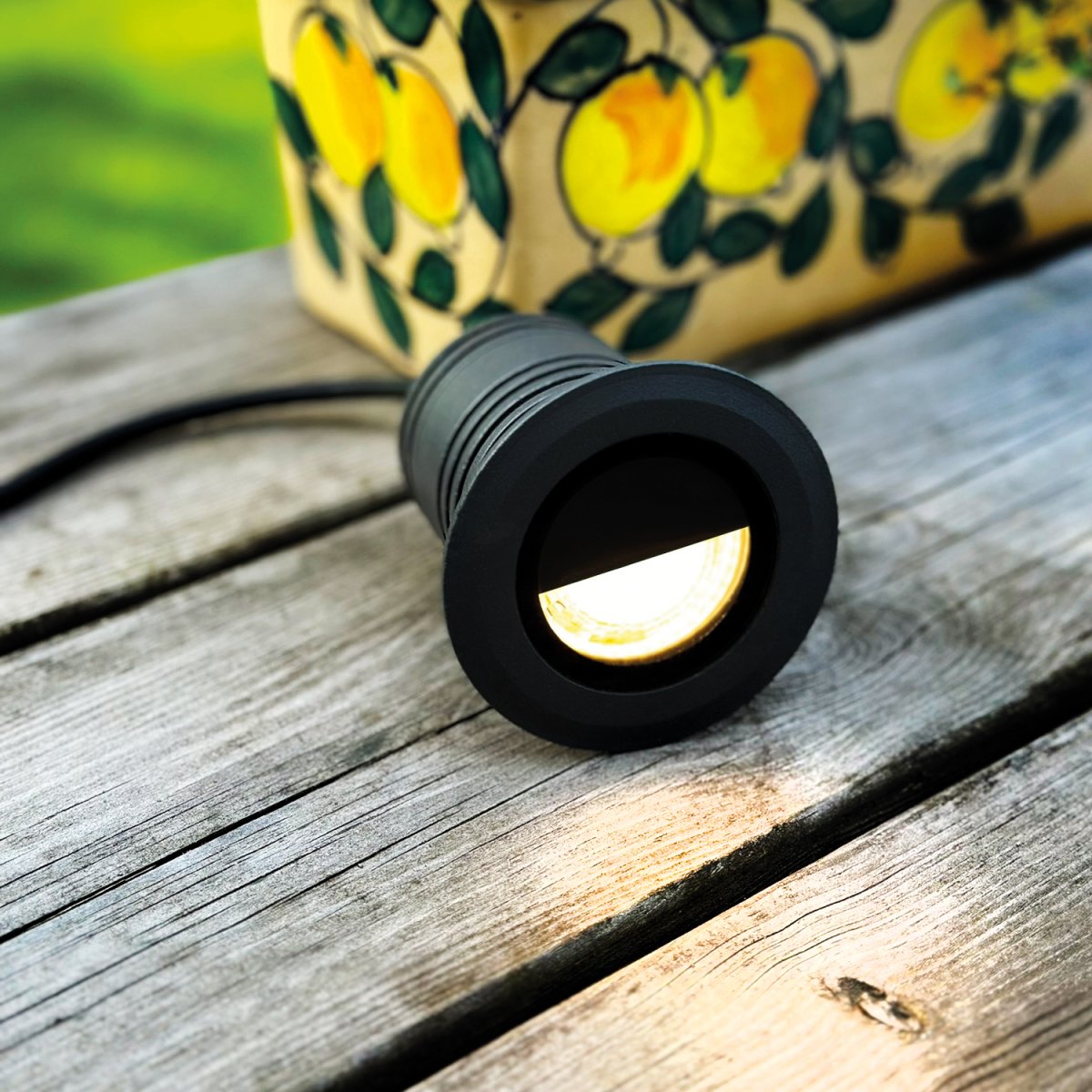 Onyx Gris foncé De Lightson - Att belysa ensamma tr&auml;d som st&aring;r direkt i gr&auml;smattan eller stens&auml;ttningen &auml;r v&auml;ldigt effektfullt f&ouml;r en tr&auml;dg&aring;rd.