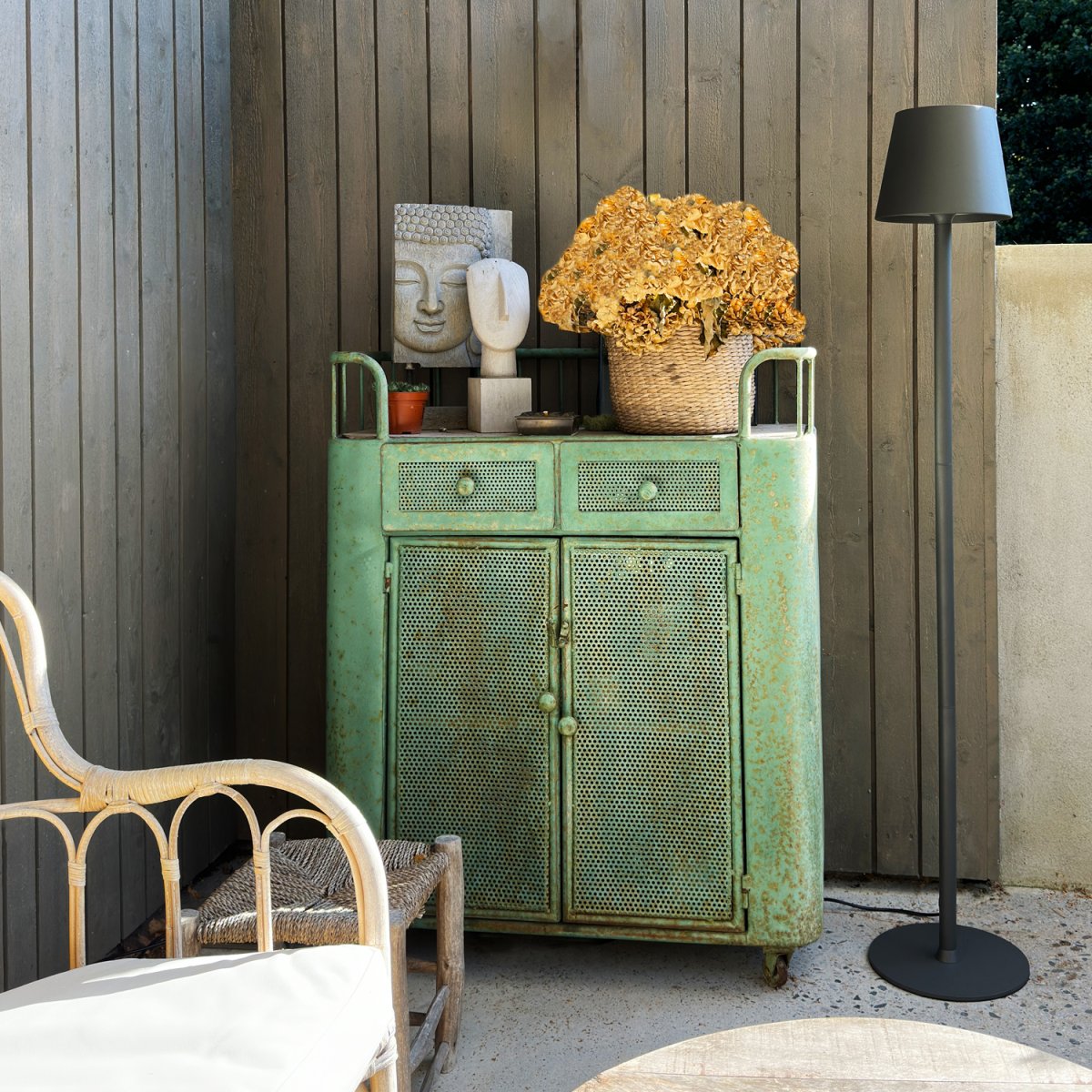 Sofy Gris foncé De Lightson - Avec sa forme &eacute;l&eacute;gante et sa lumi&egrave;re blanche chaude et douce, Sofy devient une source de lumi&egrave;re naturelle id&eacute;ale pour les salons de jardin, les terrasses ou les pergolas.