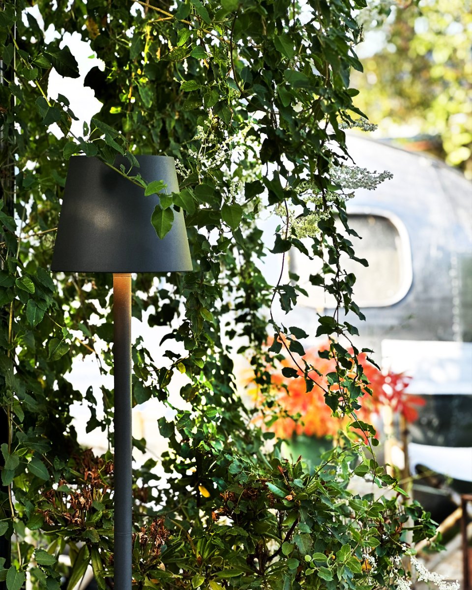 Sofy Gris foncé De Lightson - Avec sa forme &eacute;l&eacute;gante et sa lumi&egrave;re blanche chaude et douce, Sofy devient une source de lumi&egrave;re naturelle id&eacute;ale pour les salons de jardin, les terrasses ou les pergolas.