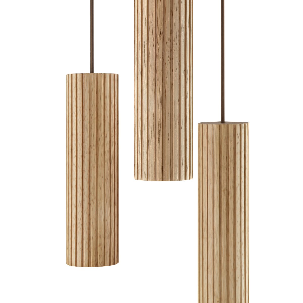 Lakewood Ø28 Bois suspension De Brilliant - La suspension Lakewood associe du métal brun à trois abat-jour cylindriques en bois veiné, créant une ambiance chaleureuse et naturelle dans n'importe quelle pièce.
