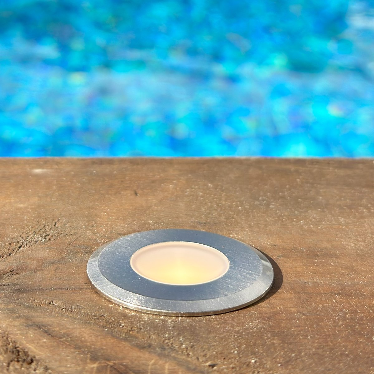 Dexter x5 Argent De Lightson - Gr&acirc;ce &agrave; sa construction robuste en aluminium bross&eacute; et &agrave; son indice de protection IP &eacute;lev&eacute; (&eacute;tanch&eacute;it&eacute;), Dexter se sent aussi &agrave; l'aise sous le soleil br&ucirc;lant de l'&eacute;t&eacute; que sous une &eacute;paisse couche de neige.
