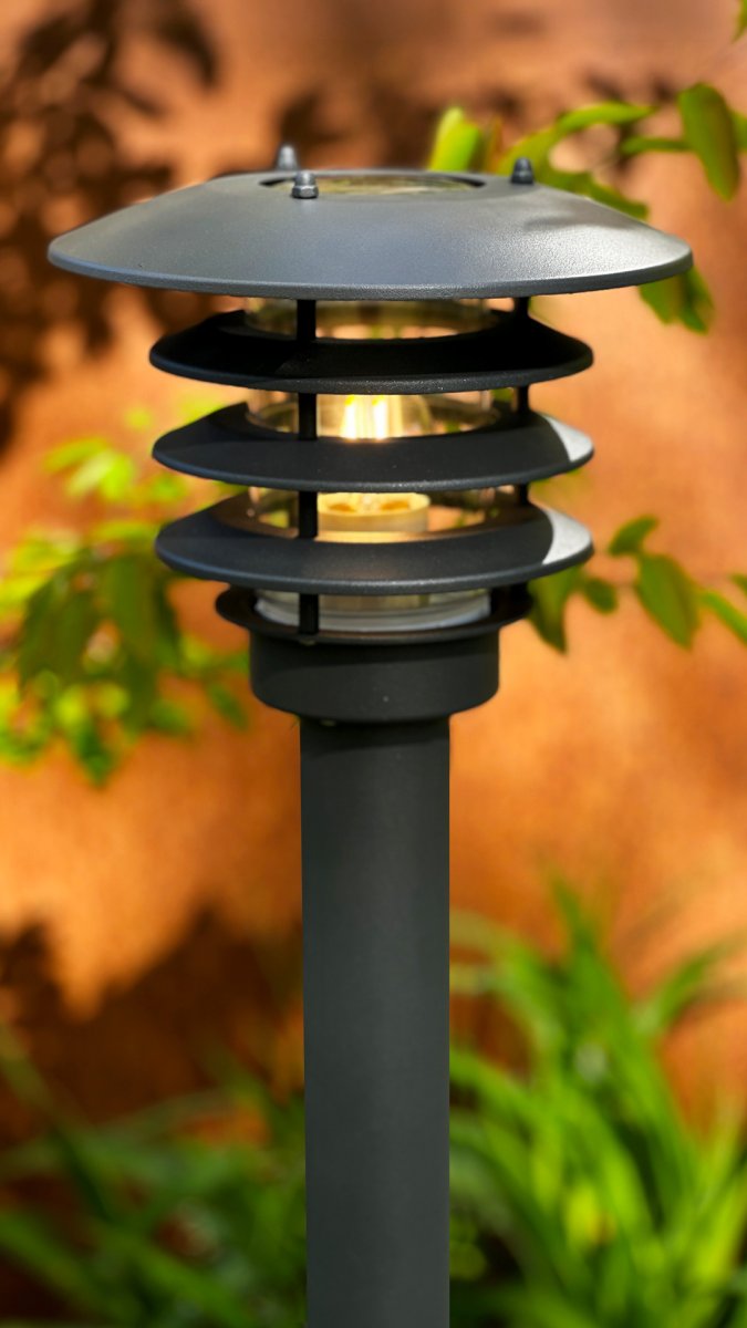 Saturnus Gris foncé De Lightson - Ces lampes offrent une lumi&egrave;re chaude et un design scandinave adapt&eacute; &agrave; notre climat nordique.
