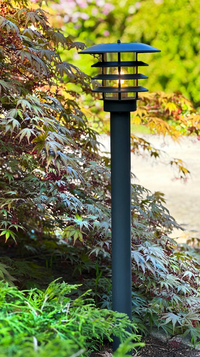 Saturnus Gris foncé De Lightson - Ces lampes offrent une lumi&egrave;re chaude et un design scandinave adapt&eacute; &agrave; notre climat nordique.