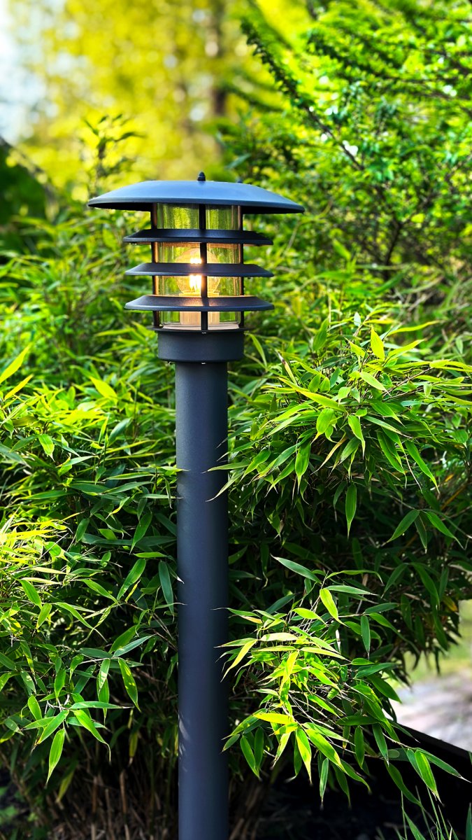 Saturnus Gris foncé De Lightson - Ces lampes offrent une lumi&egrave;re chaude et un design scandinave adapt&eacute; &agrave; notre climat nordique.