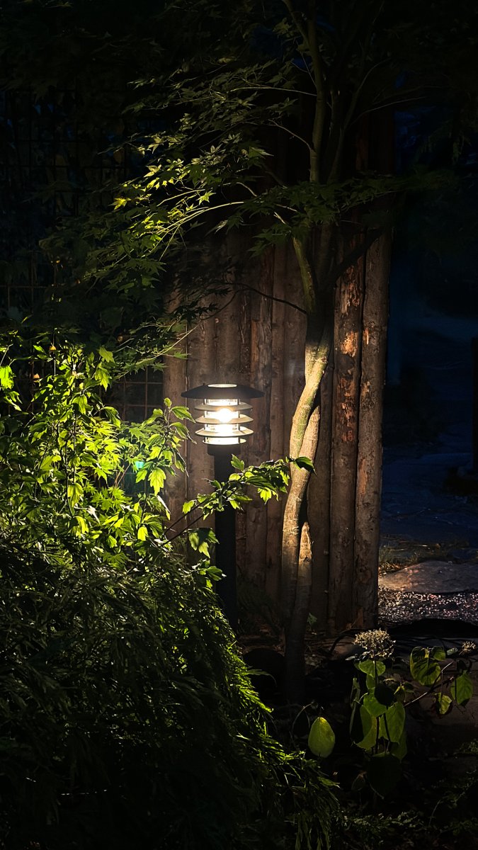 Saturnus Gris foncé De Lightson - Ces lampes offrent une lumi&egrave;re chaude et un design scandinave adapt&eacute; &agrave; notre climat nordique.