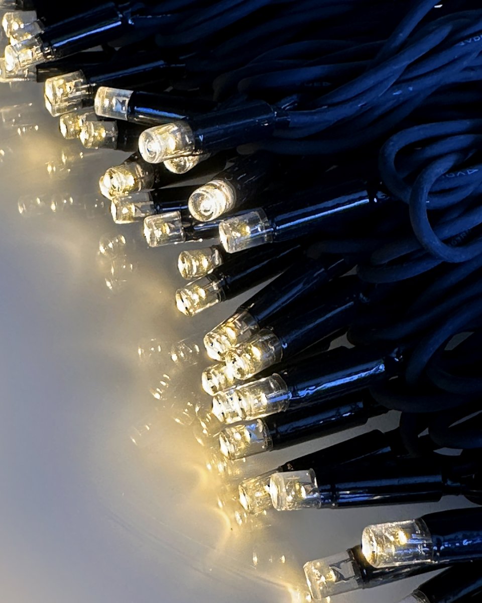 Twinky Pro 10m Noir De Lightson - Durable et haut de gamme, cette guirlande est dot&eacute;e d'un c&acirc;ble en caoutchouc robuste qui cr&eacute;e une lumi&egrave;re douce et chaleureuse gr&acirc;ce &agrave; ses larges points lumineux.