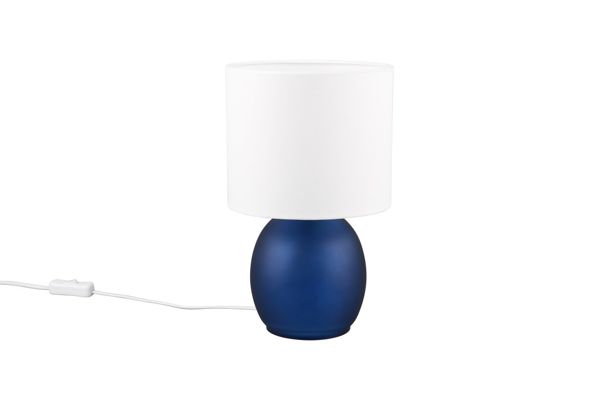 Vela 30cm Bleu lampe de table De Trio Lighting - La combinaison sophistiqu&eacute;e de couleurs blanc et bleu compl&egrave;te le design de la lampe et lui conf&egrave;re une touche intemporelle, ce qui en fait un d&eacute;tail d'ameublement id&eacute;al dans votre maison.