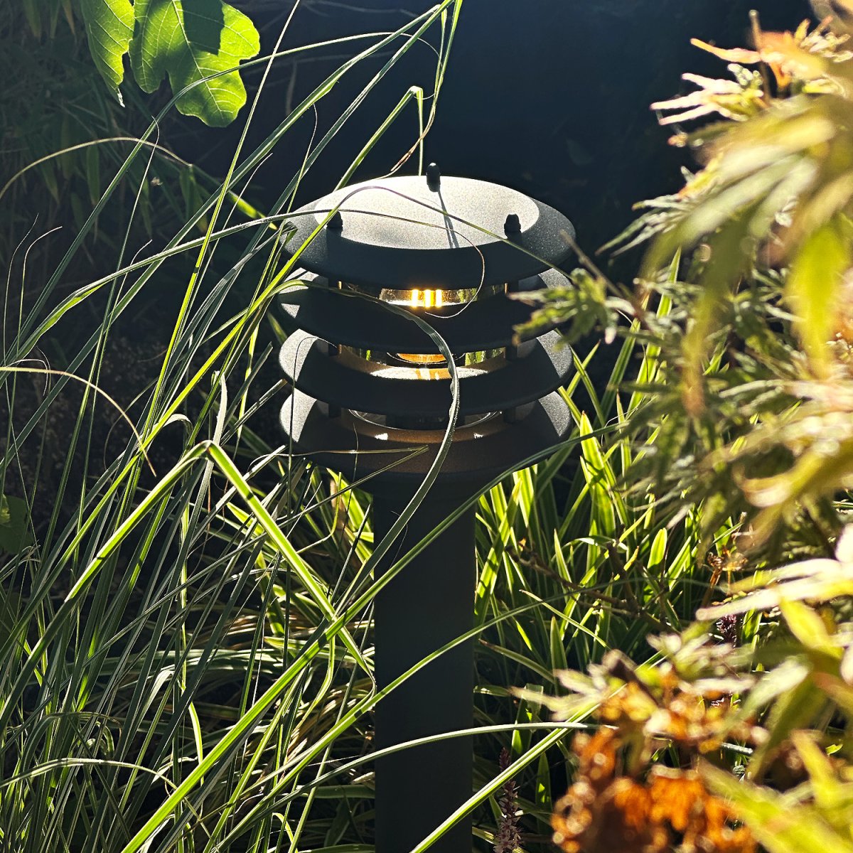 Jupiter Gris foncé De Lightson - Jupiter est une borne lumineuse &eacute;l&eacute;gante gris fonc&eacute; qui offre un &eacute;clairage agr&eacute;able et clair pour les all&eacute;es, les entr&eacute;es de garage et les chemins.
