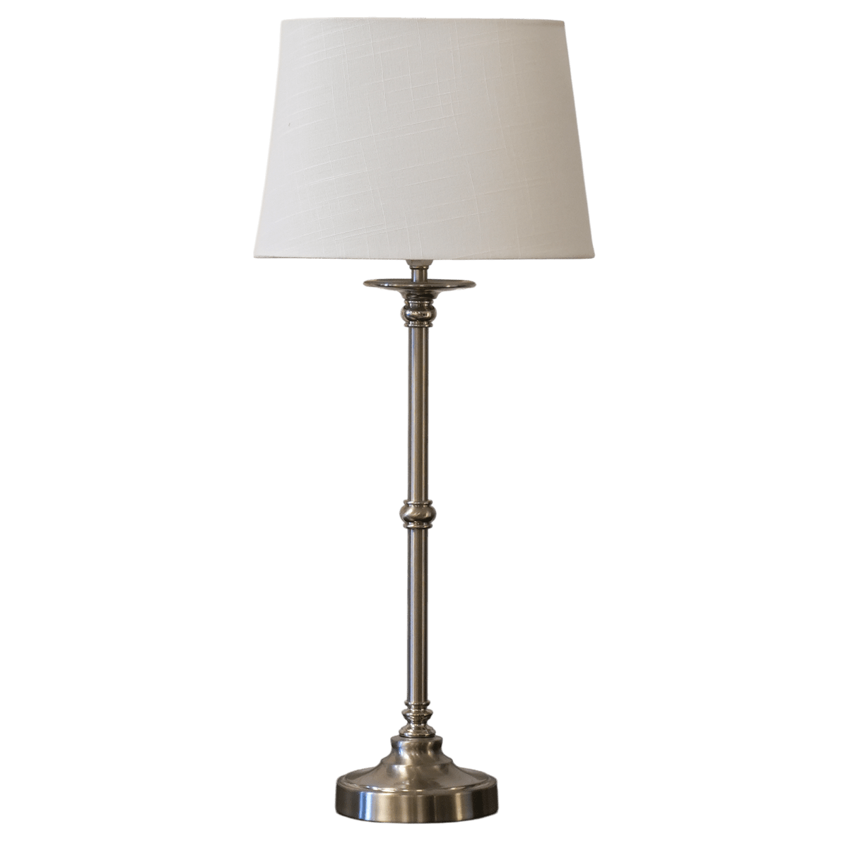 Axel 60cm Argent/blanc cassé lampe de table De Lampan - Axel apporte une touche d'&eacute;l&eacute;gance &agrave; votre int&eacute;rieur, que ce soit sur une table d'appoint, un bureau ou pr&egrave;s d'une fen&ecirc;tre, et s'accorde avec de nombreux styles de d&eacute;coration.