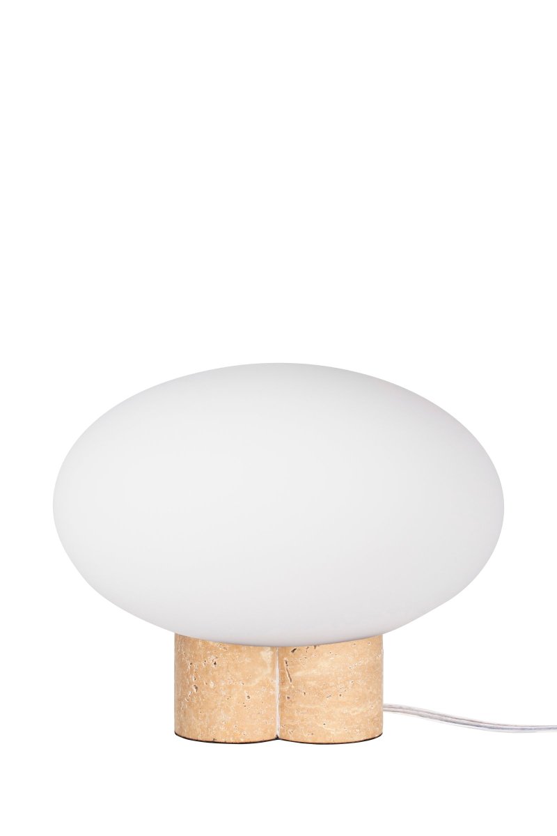 Mammut 25cm Travertin lampe de table De Globen Lighting - La base de la lampe est équipée d'un abat-jour rond en verre blanc mat et aplati de taille légèrement surdimensionnée, ce qui crée une expression ludique.