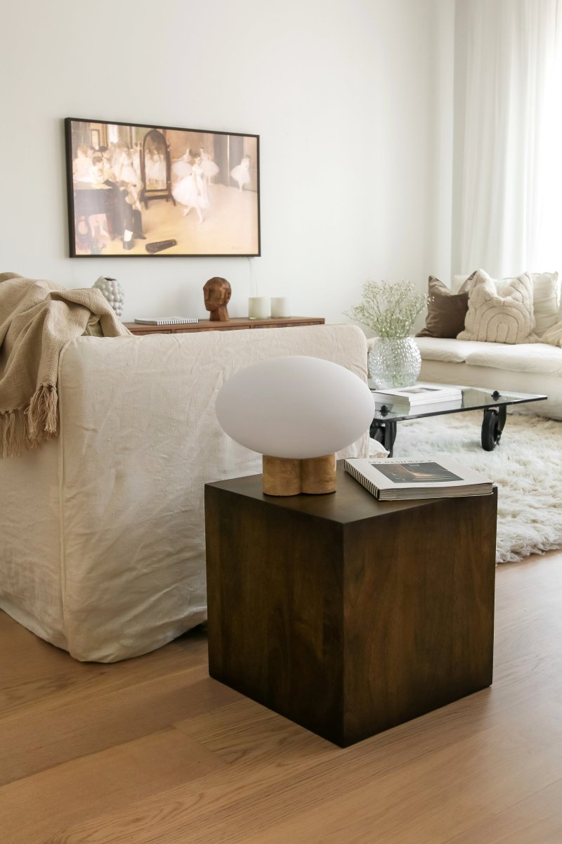 Mammut 25cm Travertin lampe de table De Globen Lighting - La base de la lampe est équipée d'un abat-jour rond en verre blanc mat et aplati de taille légèrement surdimensionnée, ce qui crée une expression ludique.