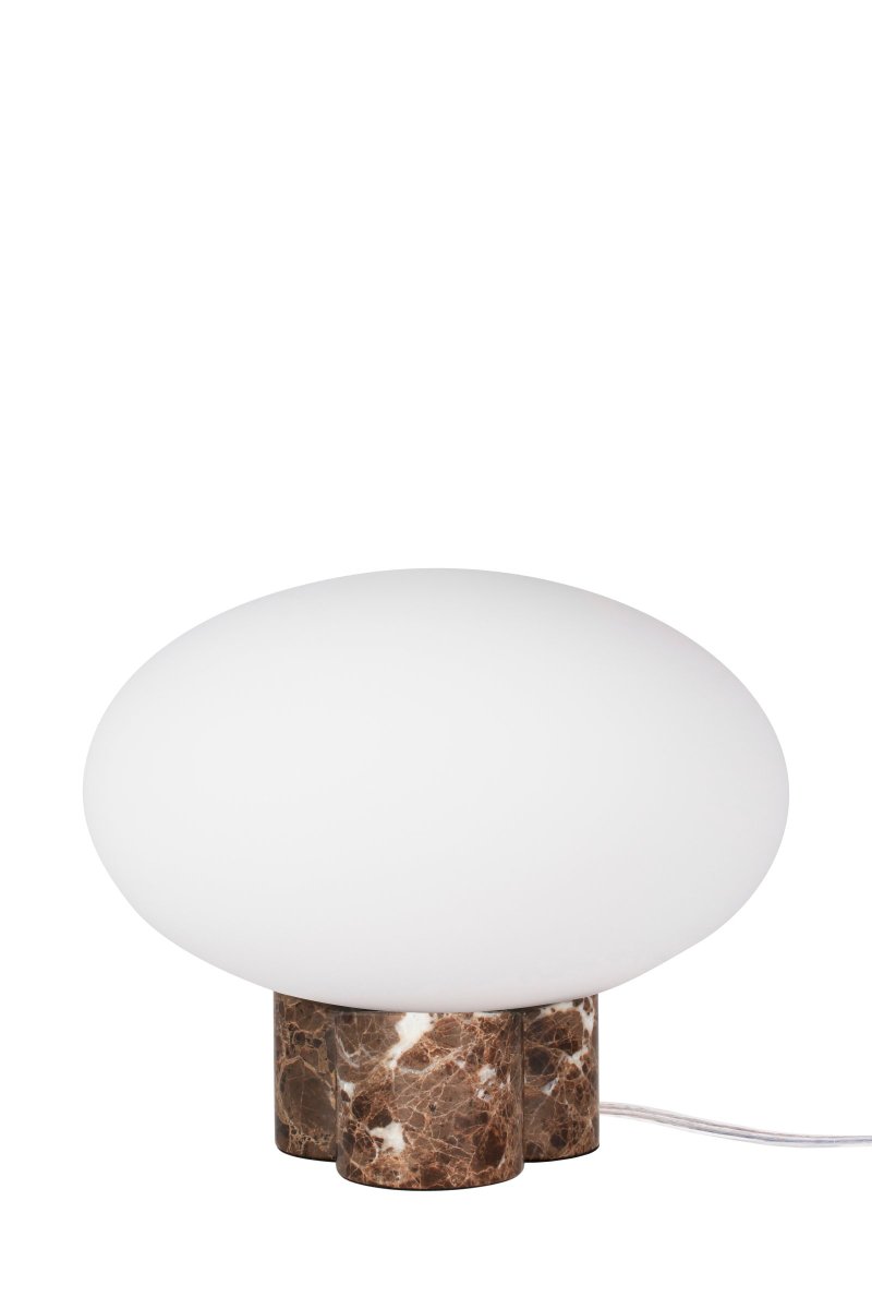 Mammut 25cm Brun lampe de table De Globen Lighting - La base de la lampe est dotée d'un abat-jour rond en verre blanc mat et aplati, de taille légèrement surdimensionnée, créant une expression ludique.