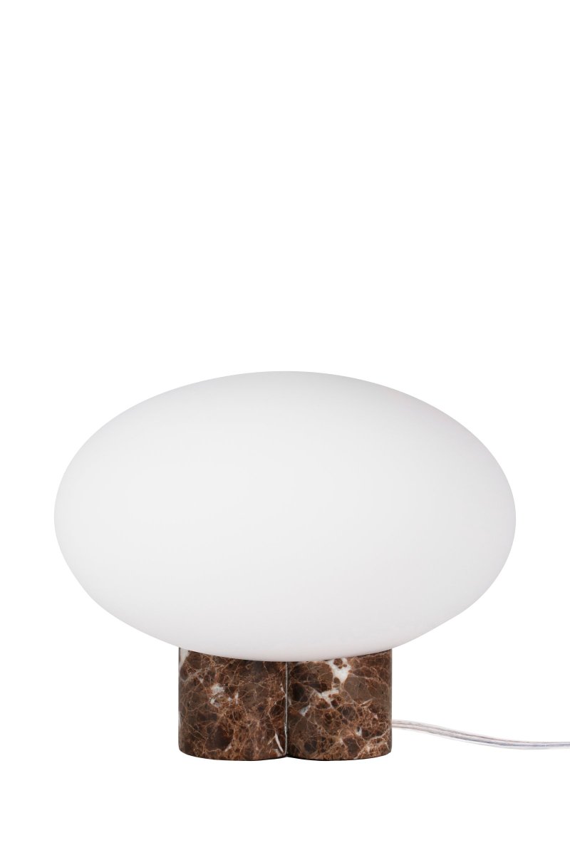 Mammut 25cm Brun lampe de table De Globen Lighting - La base de la lampe est dotée d'un abat-jour rond en verre blanc mat et aplati, de taille légèrement surdimensionnée, créant une expression ludique.