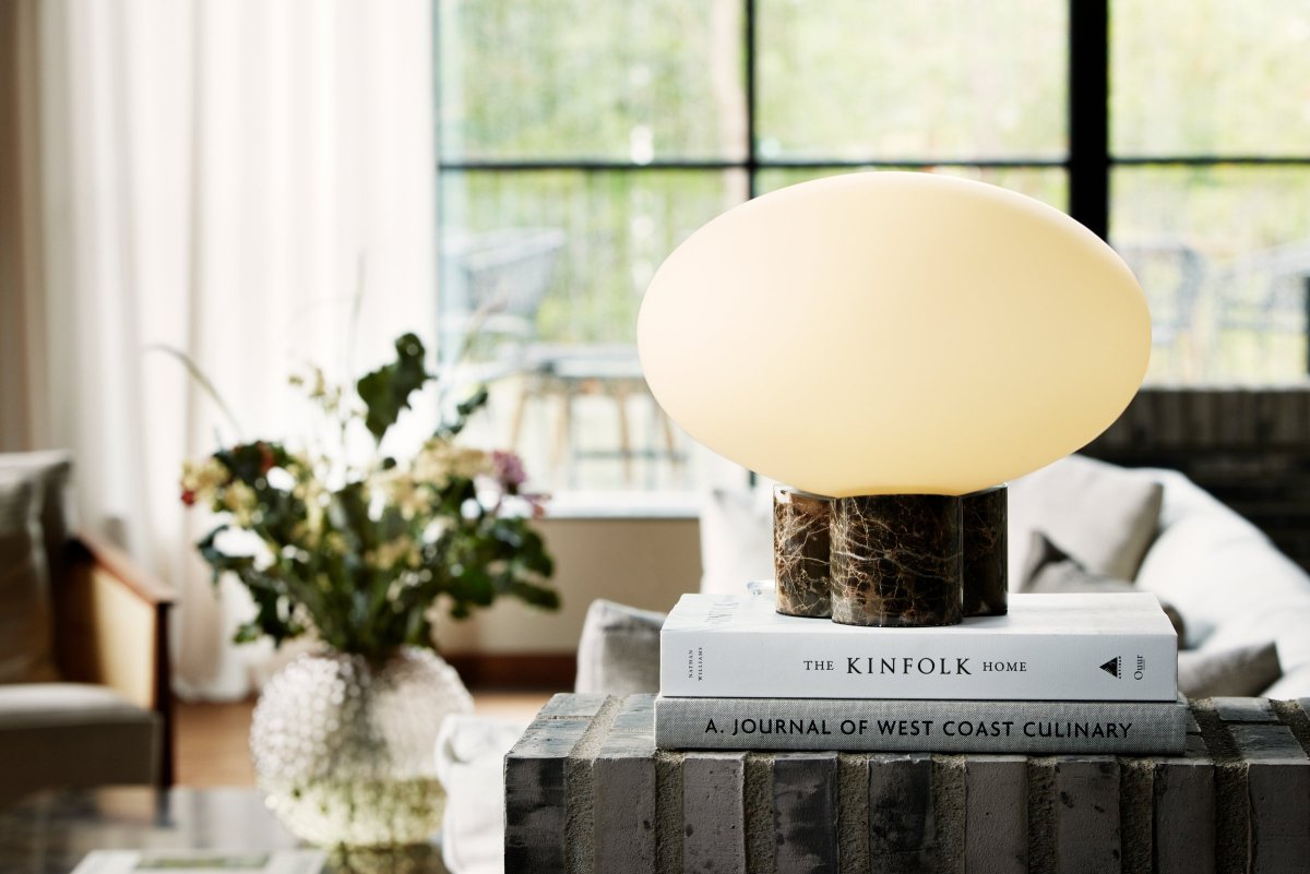 Mammut 25cm Brun lampe de table De Globen Lighting - La base de la lampe est dotée d'un abat-jour rond en verre blanc mat et aplati, de taille légèrement surdimensionnée, créant une expression ludique.