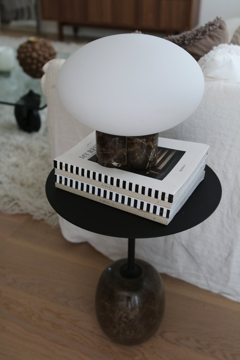 Mammut 25cm Brun lampe de table De Globen Lighting - La base de la lampe est dotée d'un abat-jour rond en verre blanc mat et aplati, de taille légèrement surdimensionnée, créant une expression ludique.