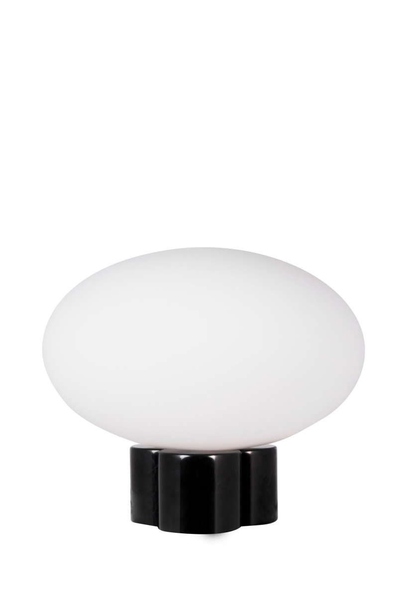 Mammut 25cm Noir lampe de table De Globen Lighting - La base de la lampe est équipée d'un abat-jour rond en verre blanc mat et aplati de taille légèrement surdimensionnée, ce qui crée une expression ludique.