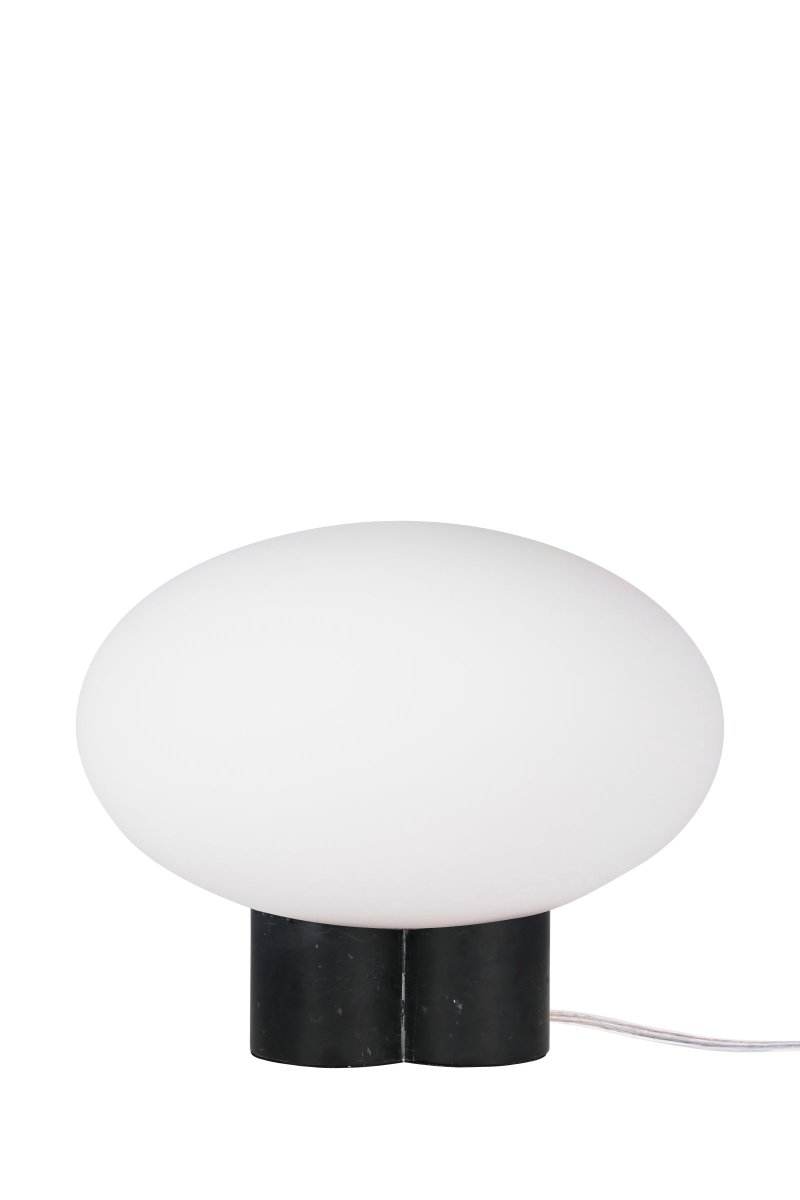 Mammut 25cm Noir lampe de table De Globen Lighting - La base de la lampe est équipée d'un abat-jour rond en verre blanc mat et aplati de taille légèrement surdimensionnée, ce qui crée une expression ludique.