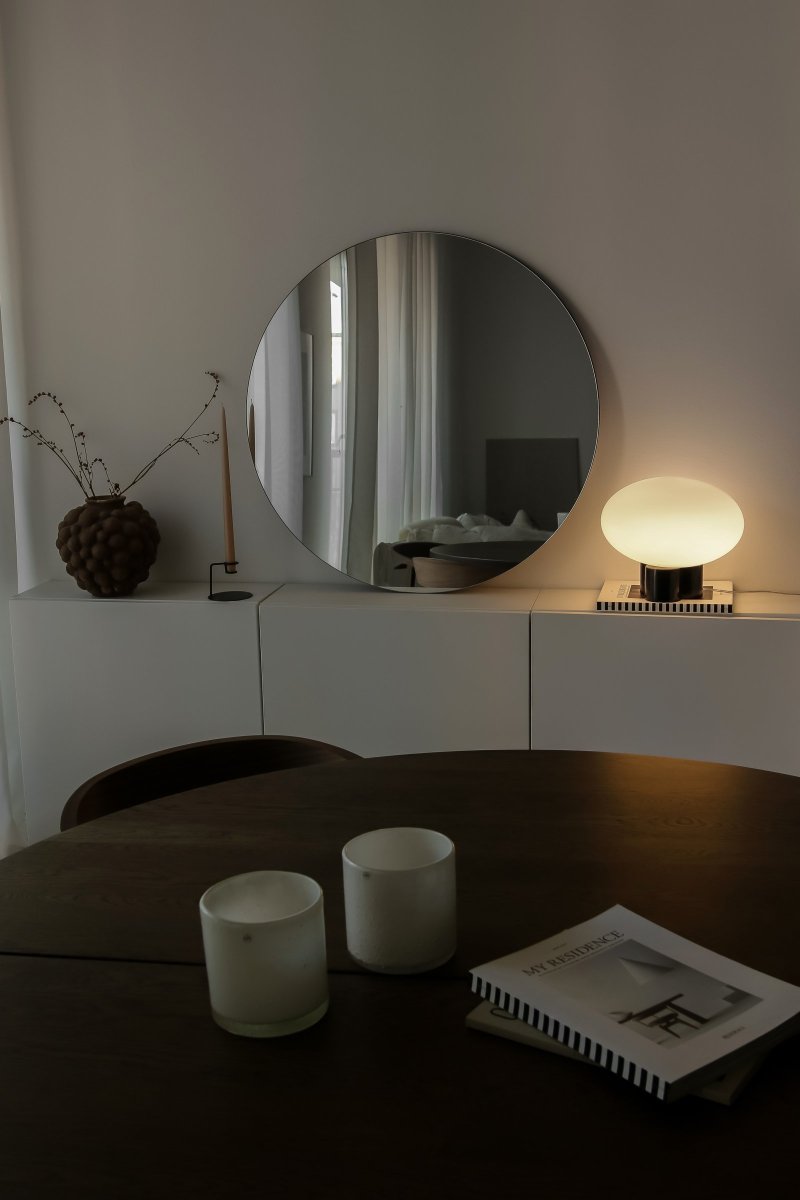 Mammut 25cm Noir lampe de table De Globen Lighting - La base de la lampe est équipée d'un abat-jour rond en verre blanc mat et aplati de taille légèrement surdimensionnée, ce qui crée une expression ludique.