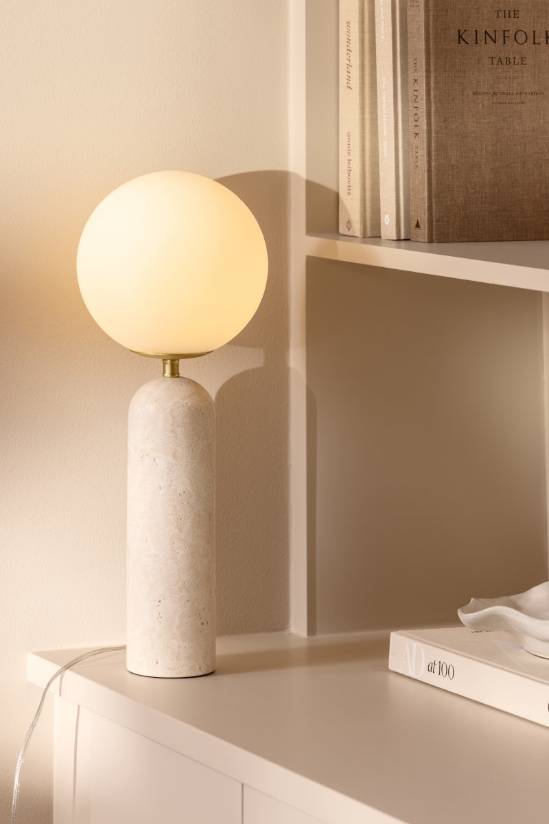 Torrano 53cm Travertin beige lampe de table De Globen Lighting - La pierre est un matériau naturel, et la couleur et les nuances de son marbrure varient, créant un motif unique pour chaque pièce.