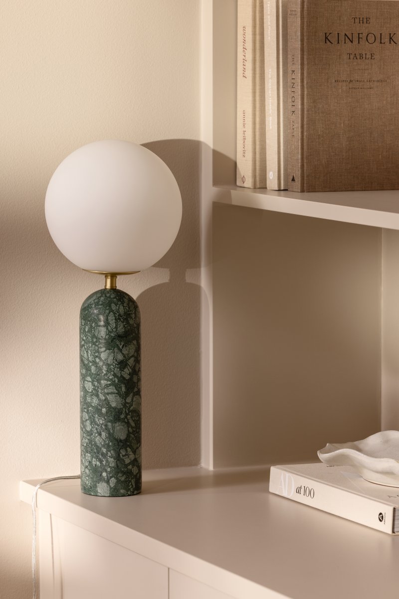 Torrano 53cm Marbre vert foncé lampe de table De Globen Lighting - La pierre est un matériau naturel, et la couleur et les nuances de son marbrure varient, créant un motif unique pour chaque pièce.